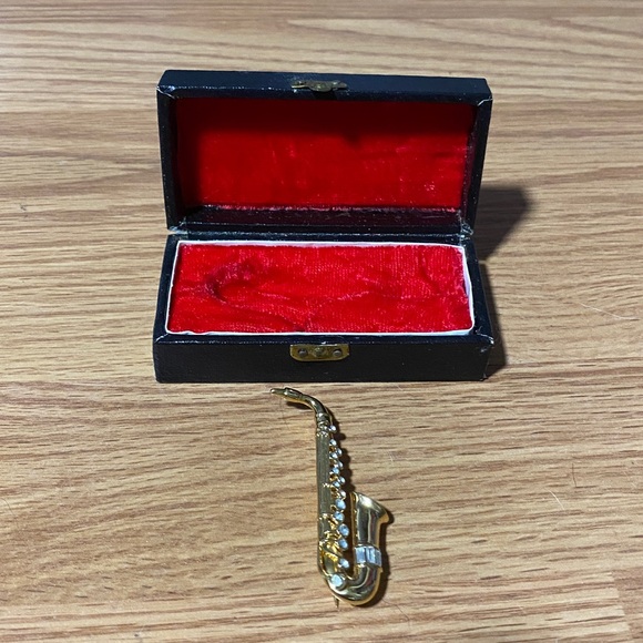 ❤️ Saxophone Musical Instrument Pin - Picture 5 of 6